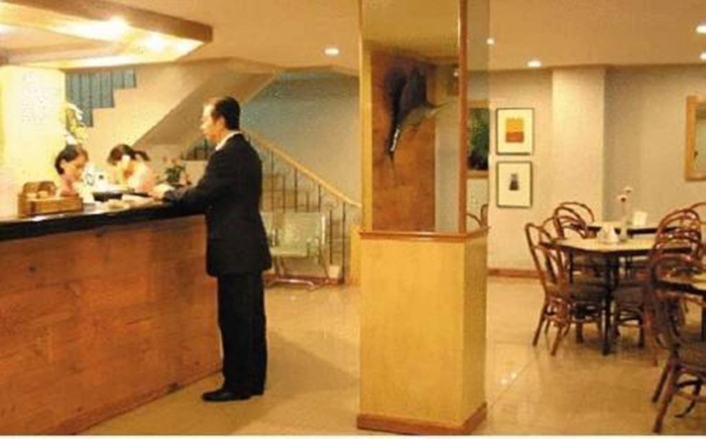 Hotel Nichols Airport 3*