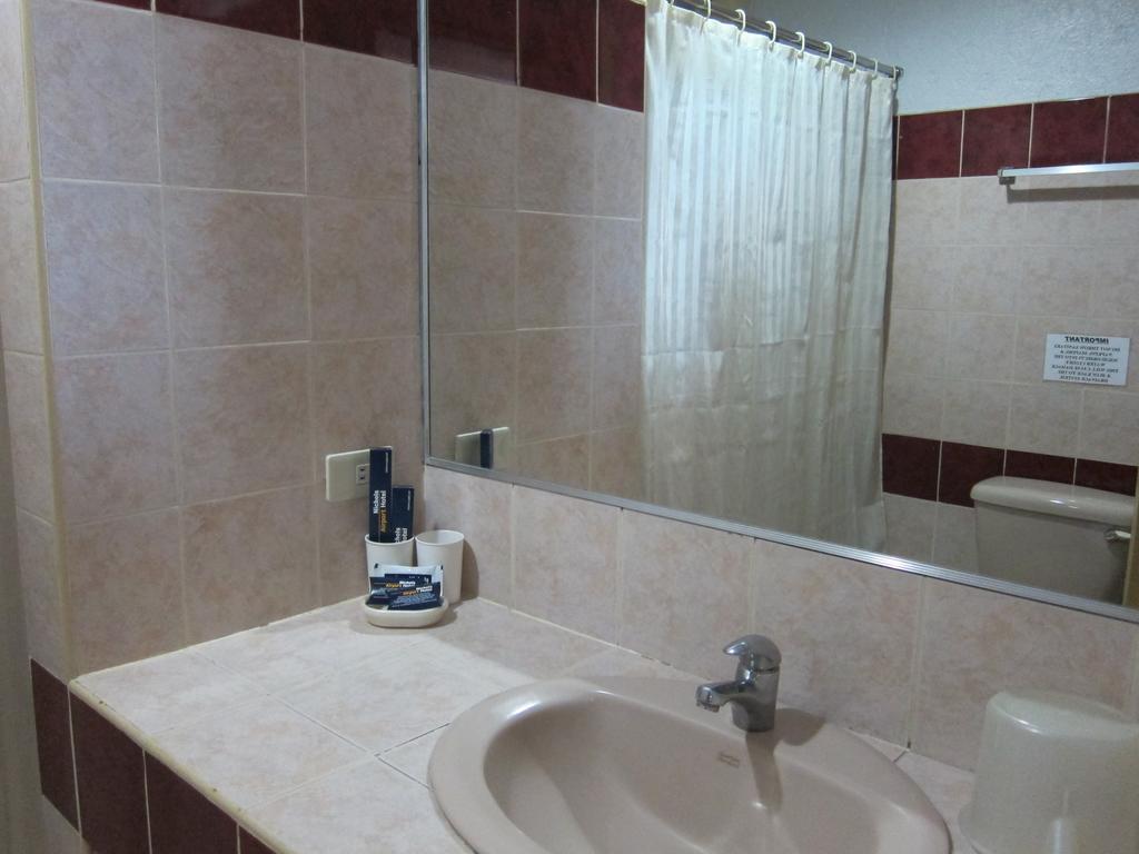 Nichols Airport Hotel 3*