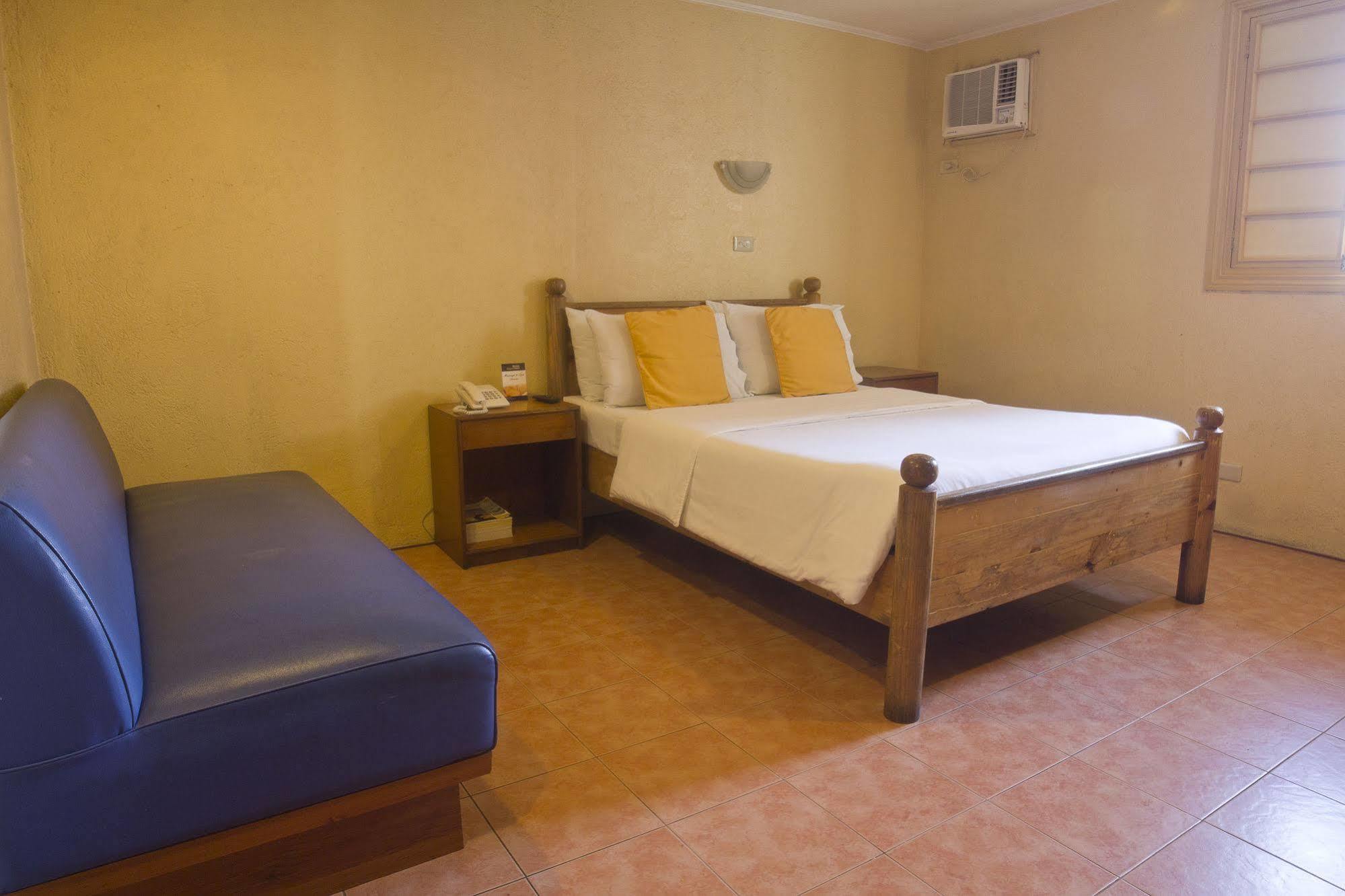 Hotel Nichols Airport 3*